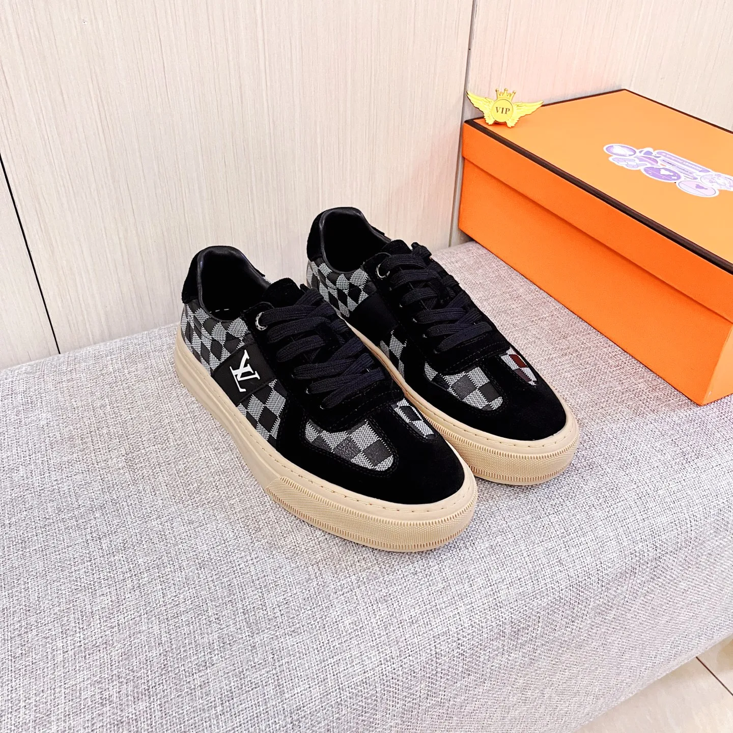 🚘🚘Factory batch 400💰[LV]🔥Louis Vuitton, high-end men's shoes brand, official website 1:1 latest masterpiece: the upper is made of first-layer cowhide imported from Italy with a comfortable and breathable lining➕original non-slip and wear-resistant outsole🔥, making walking more convenient and comfortable! An exclusive new model, a stunning work, a beautiful 1:1 replica [color] compared to the official quality! Create a fashionable personality to set off your uniqueness! A must-have for trendy men! Classic🔥Size: 38-44 Color: 🔥 2⃣️colors available🔥